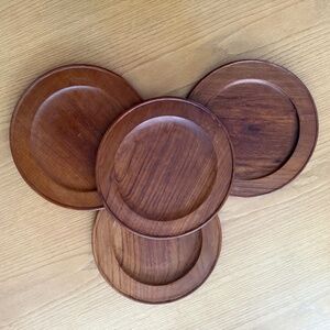 SET OF 4 TEAK WOOD DINNER PLATES